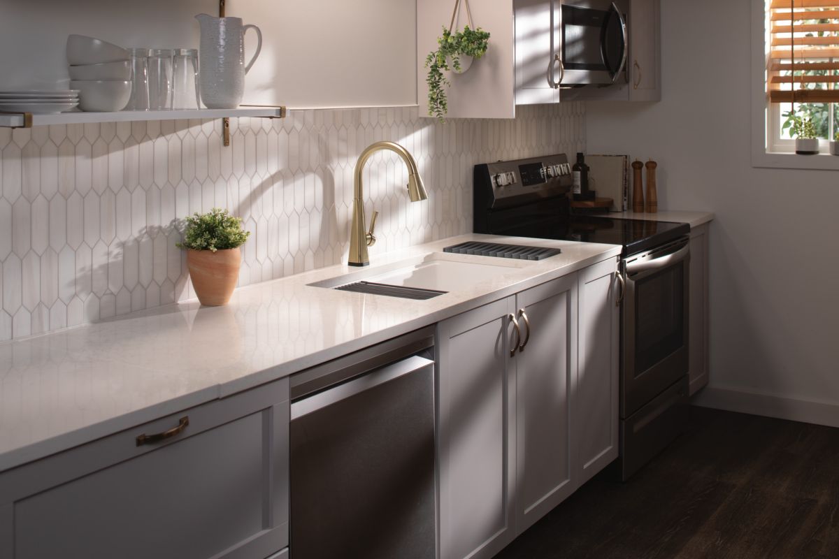 DELTA Lenta Single-Handle Pull-Down Kitchen Faucet with Touch2O Technology — Champagne Bronze