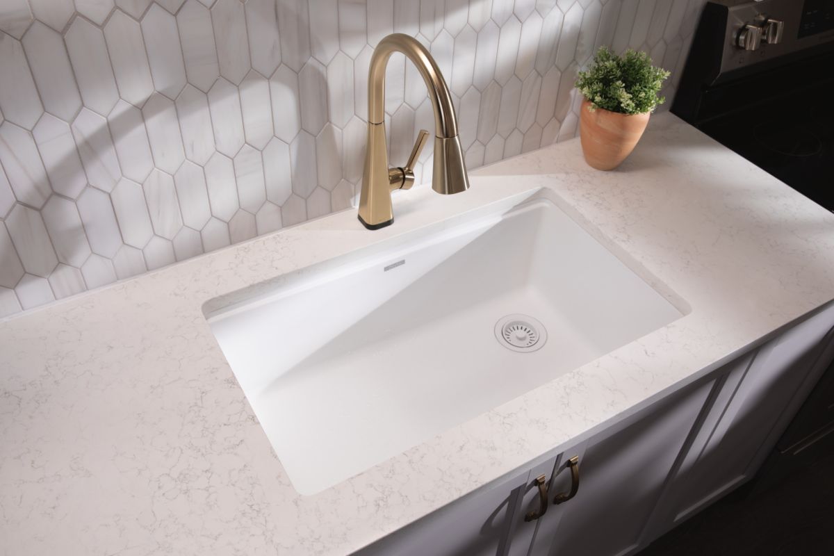 DELTA Lenta Single-Handle Pull-Down Kitchen Faucet with Touch2O Technology — Champagne Bronze