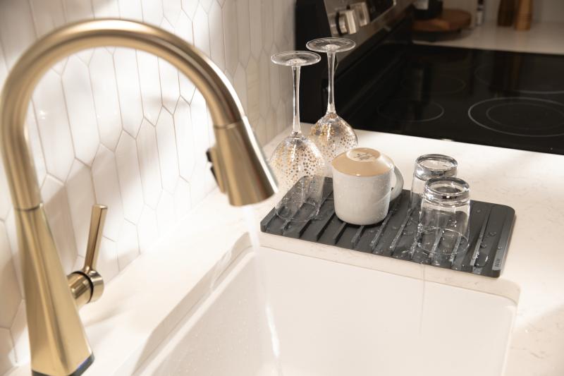 DELTA Lenta Single-Handle Pull-Down Kitchen Faucet with Touch2O Technology — Champagne Bronze