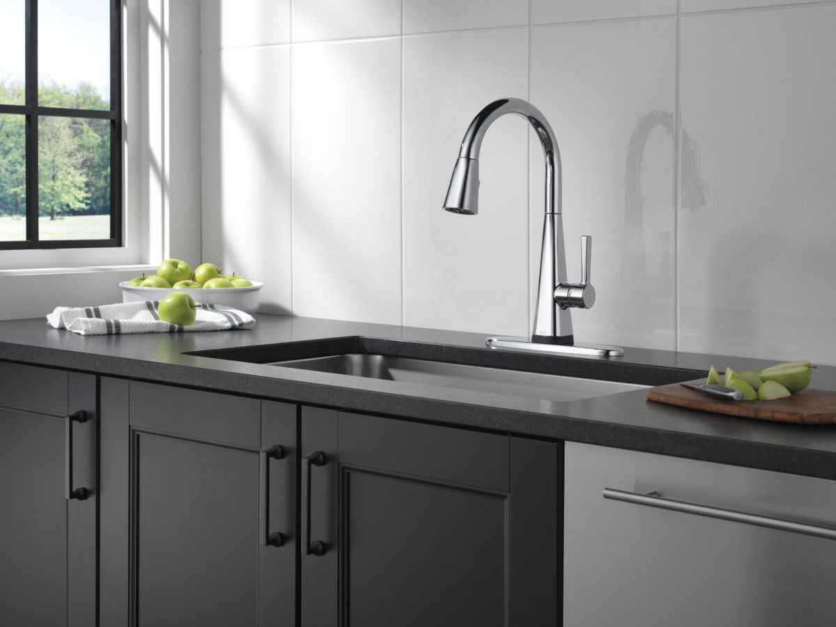 DELTA Lenta Single-Handle Pull-Down Kitchen Faucet with Touch2O Technology — Chrome