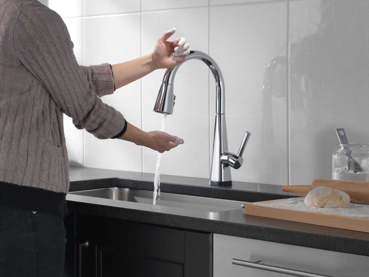 DELTA Lenta Single-Handle Pull-Down Kitchen Faucet with Touch2O Technology — Chrome