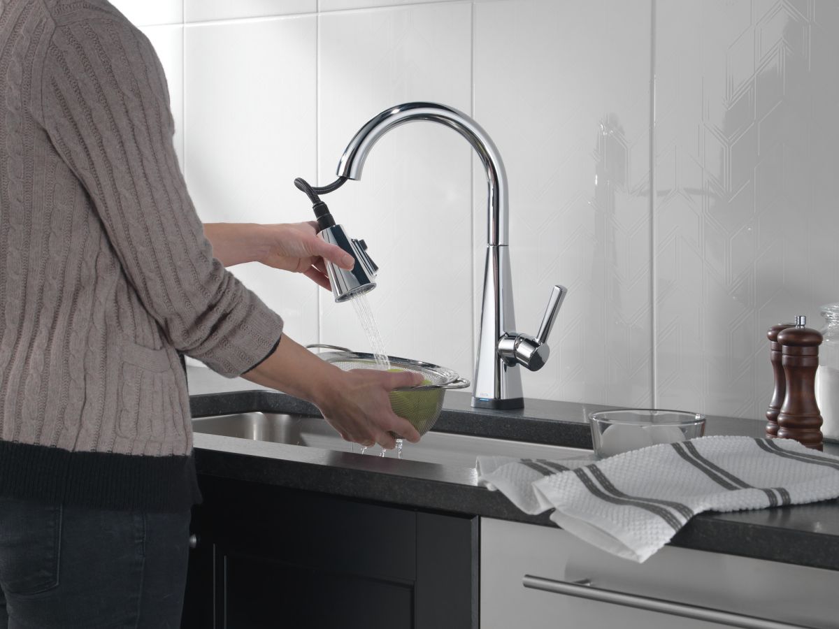 DELTA Lenta Single-Handle Pull-Down Kitchen Faucet with Touch2O Technology — Chrome