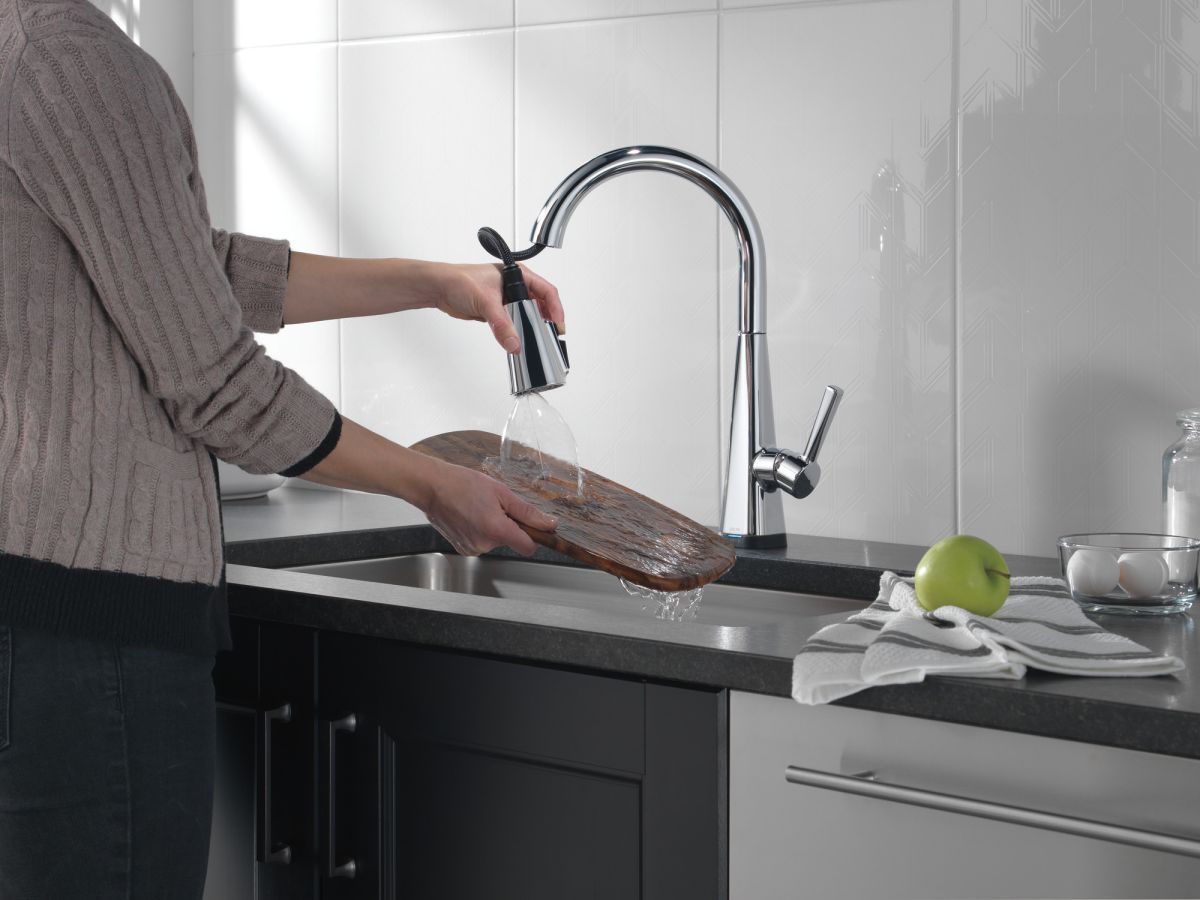 DELTA Lenta Single-Handle Pull-Down Kitchen Faucet with Touch2O Technology — Chrome