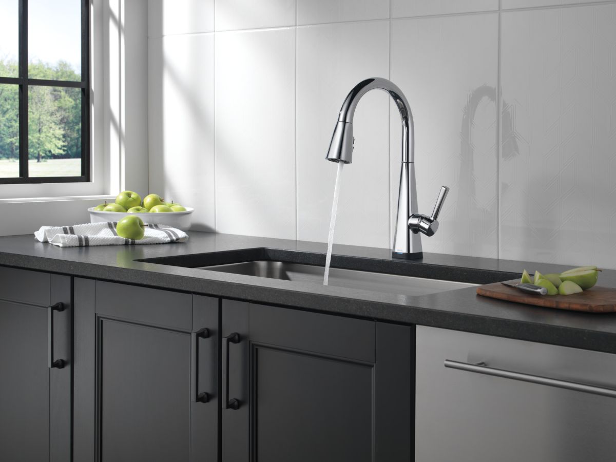 DELTA Lenta Single-Handle Pull-Down Kitchen Faucet with Touch2O Technology — Chrome