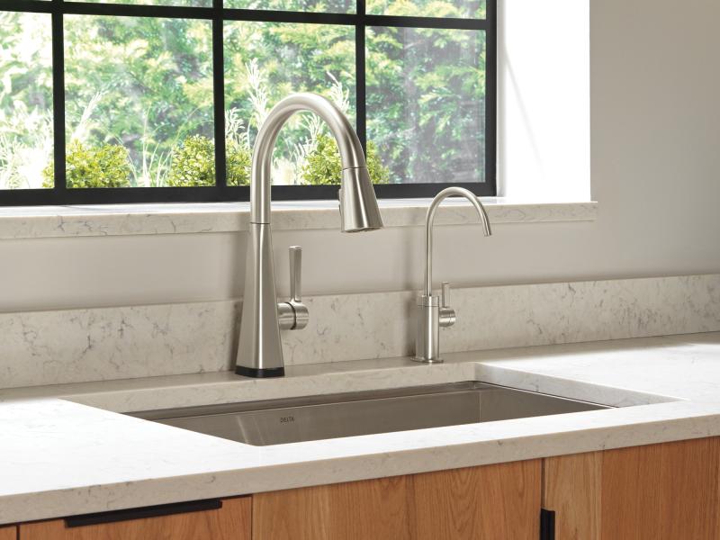 DELTA Lenta Single-Handle Pull-Down Kitchen Faucet with Touch2O Technology — Spotshield Stainless