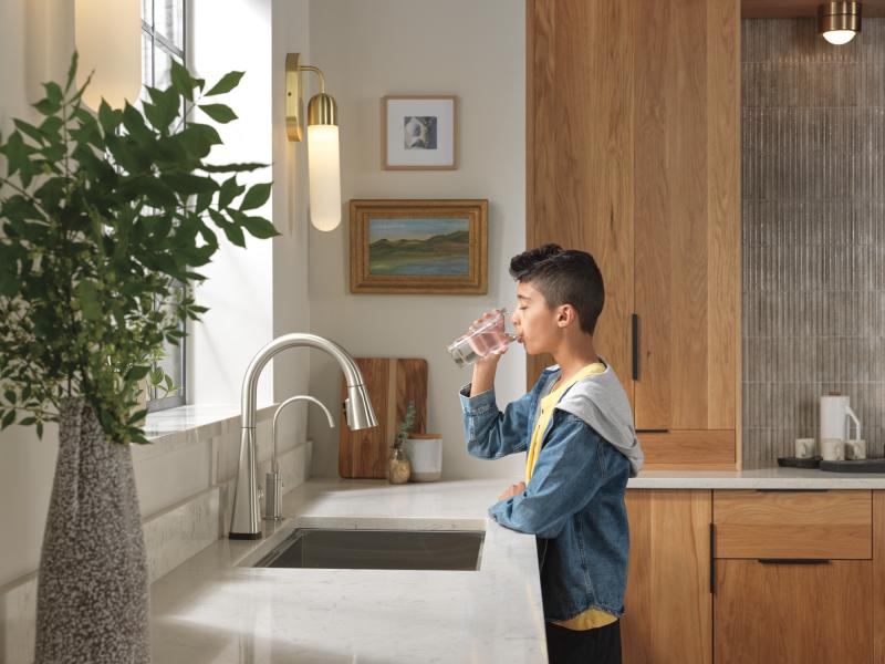 DELTA Lenta Single-Handle Pull-Down Kitchen Faucet with Touch2O Technology — Spotshield Stainless