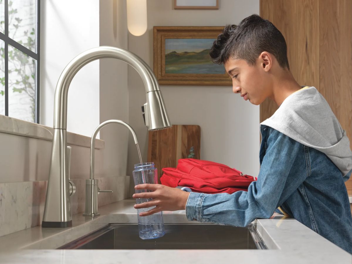 DELTA Lenta Single-Handle Pull-Down Kitchen Faucet with Touch2O Technology — Spotshield Stainless