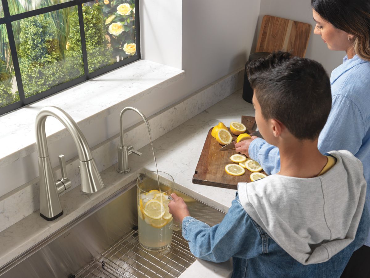 DELTA Lenta Single-Handle Pull-Down Kitchen Faucet with Touch2O Technology — Spotshield Stainless