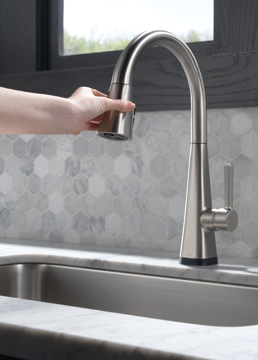 DELTA Lenta Single-Handle Pull-Down Kitchen Faucet with Touch2O Technology — Spotshield Stainless