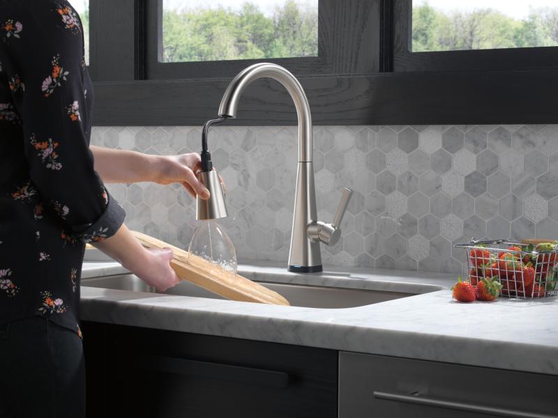 DELTA Lenta Single-Handle Pull-Down Kitchen Faucet with Touch2O Technology — Spotshield Stainless