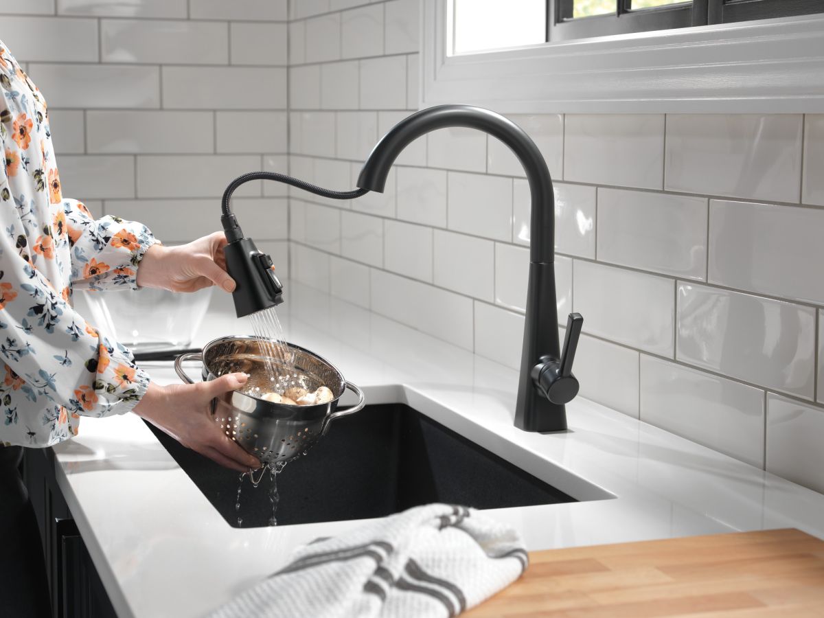 DELTA Lenta Single-Handle Pull-Down Kitchen Faucet — Matte Black
