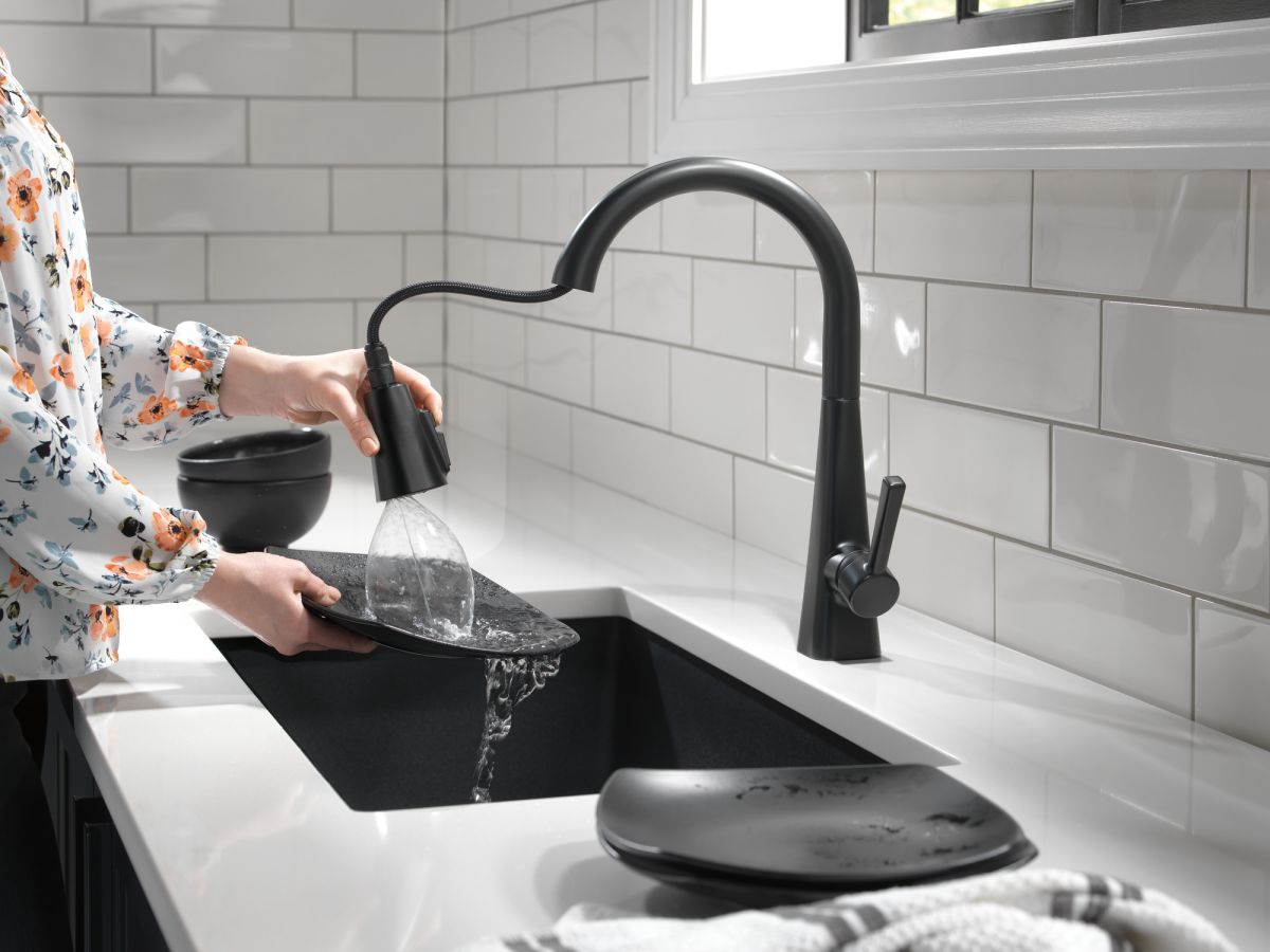 DELTA Lenta Single-Handle Pull-Down Kitchen Faucet — Matte Black