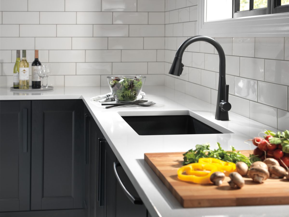 DELTA Lenta Single-Handle Pull-Down Kitchen Faucet — Matte Black