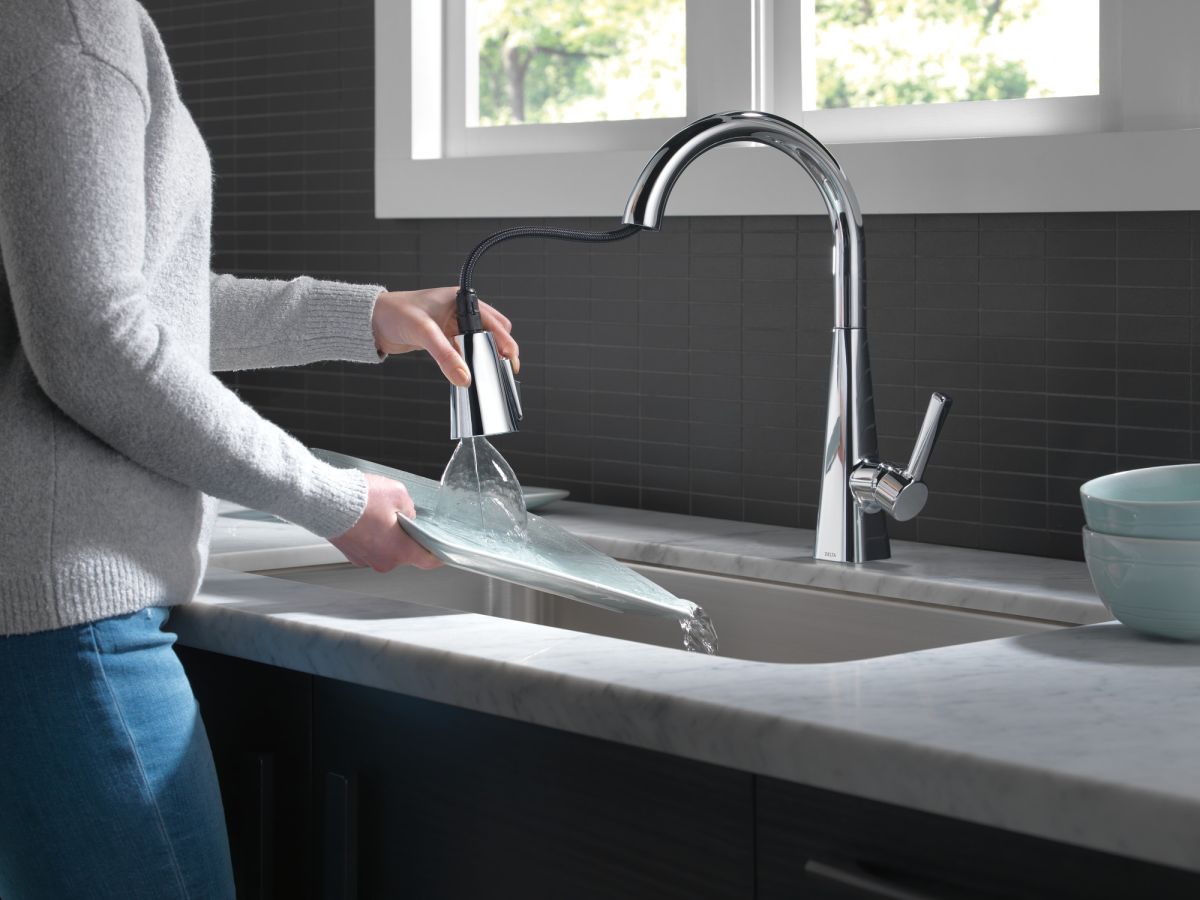 DELTA Lenta Single-Handle Pull-Down Kitchen Faucet — Chrome