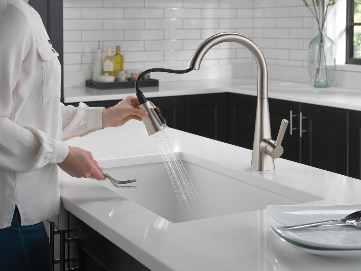 DELTA Lenta Single-Handle Pull-Down Kitchen Faucet — Spotshield Stainless