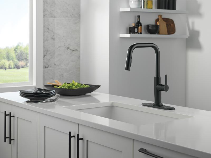 DELTA Nicoli Single Handle Pull-Down Kitchen Faucet — Matte Black