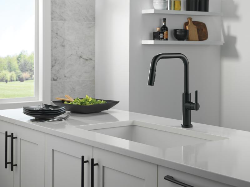 DELTA Nicoli Single Handle Pull-Down Kitchen Faucet — Matte Black