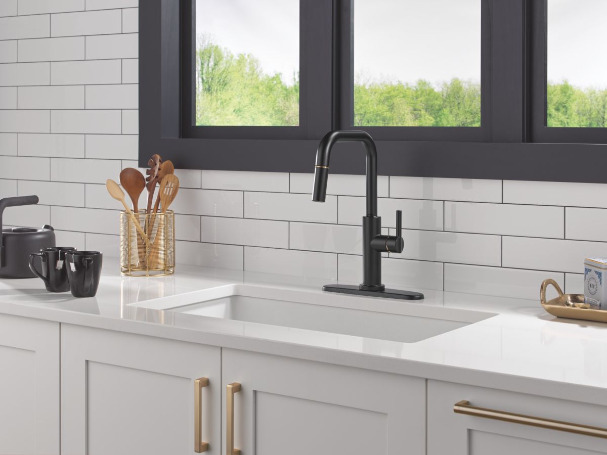 DELTA Nicoli Single Handle Pull-Down Kitchen Faucet — Matte Black / Champagne Bronze