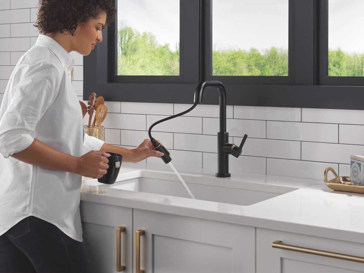 DELTA Nicoli Single Handle Pull-Down Kitchen Faucet — Matte Black / Champagne Bronze
