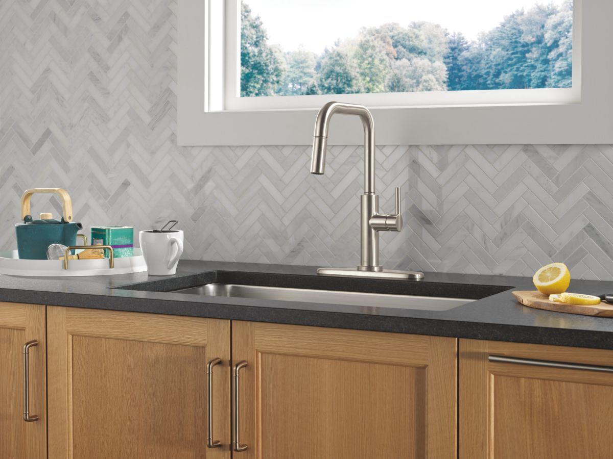 DELTA Nicoli Single Handle Pull-Down Kitchen Faucet — Stainless