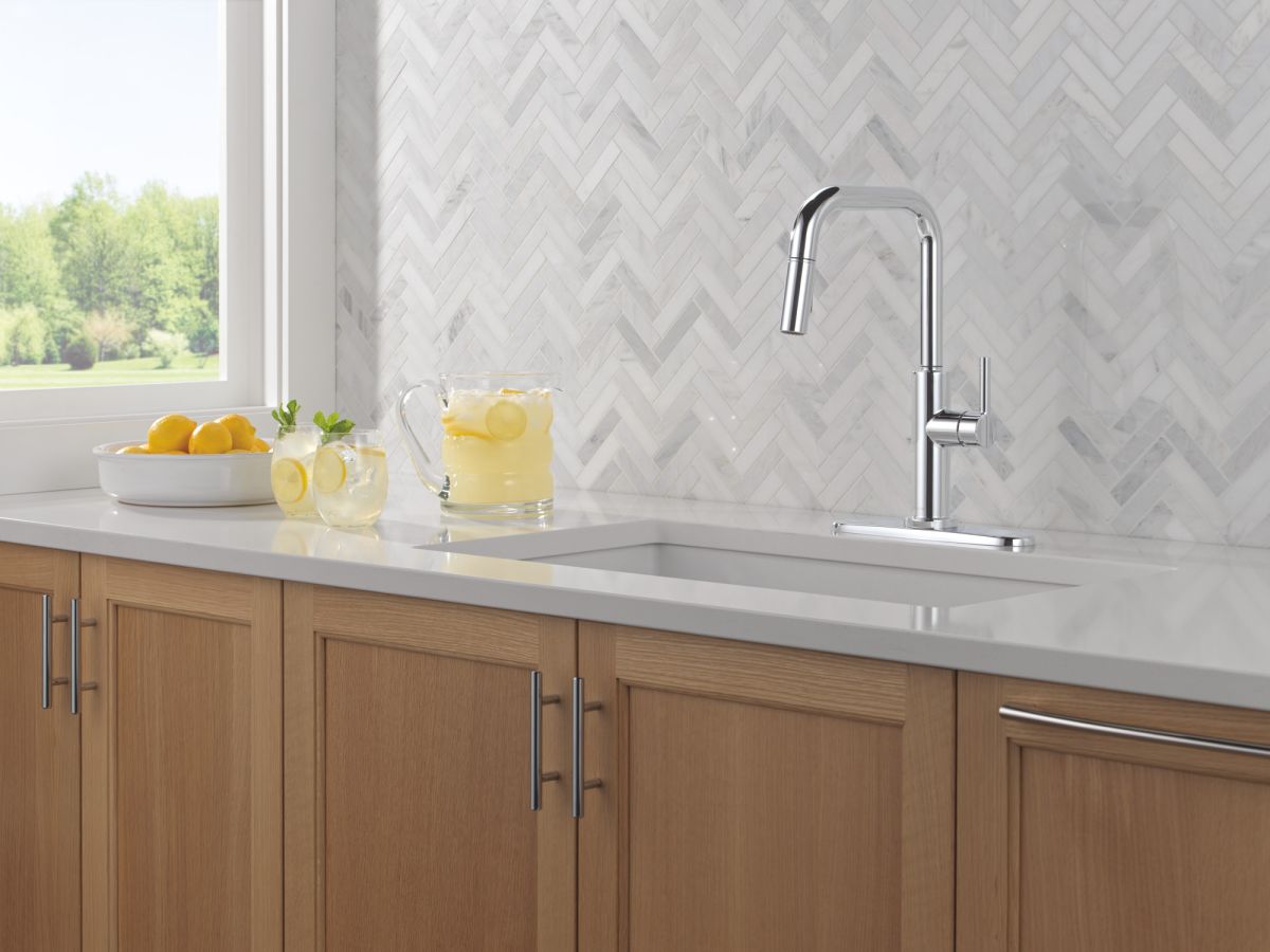 DELTA Nicoli Single Handle Pull-Down Kitchen Faucet — Chrome