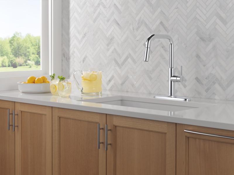 DELTA Nicoli Single Handle Pull-Down Kitchen Faucet — Chrome