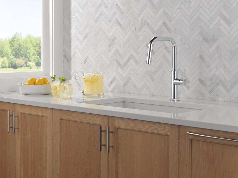 DELTA Nicoli Single Handle Pull-Down Kitchen Faucet — Chrome