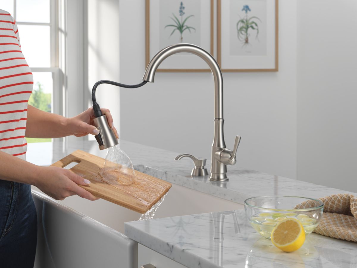 DELTA Capertee Single Handle Pull-Down Kitchen Faucet with Soap Dispenser and ShieldSpray Technology — Spotshield Stainless