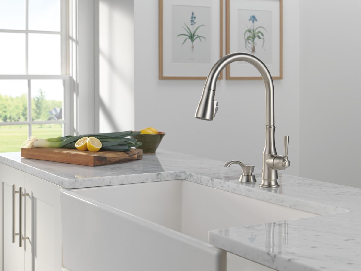 DELTA Capertee Single Handle Pull-Down Kitchen Faucet with Soap Dispenser and ShieldSpray Technology — Spotshield Stainless