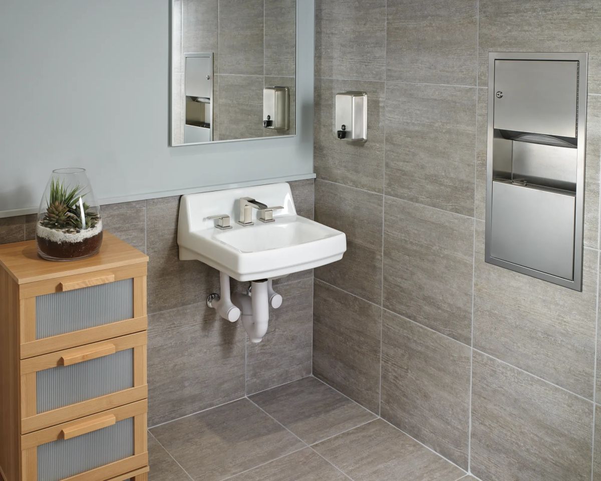 DELTA Ara Two Handle Widespread Channel Bathroom Faucet — Chrome