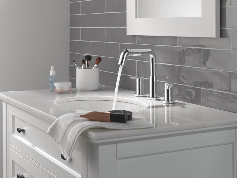 DELTA Nicoli Two Handle Widespread Pull-Down Bathroom Faucet — Chrome