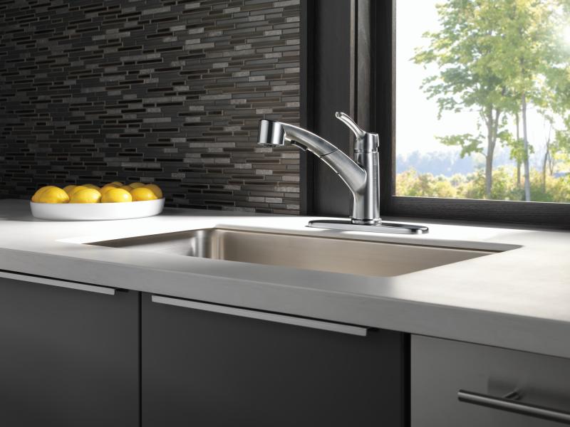 DELTA Collins Single Handle Pull-Out Kitchen Faucet — Arctic Stainless