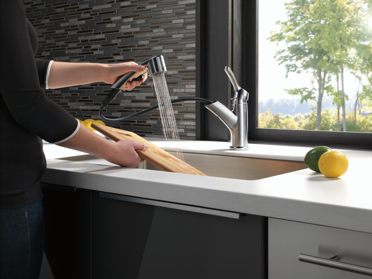DELTA Collins Single Handle Pull-Out Kitchen Faucet — Arctic Stainless