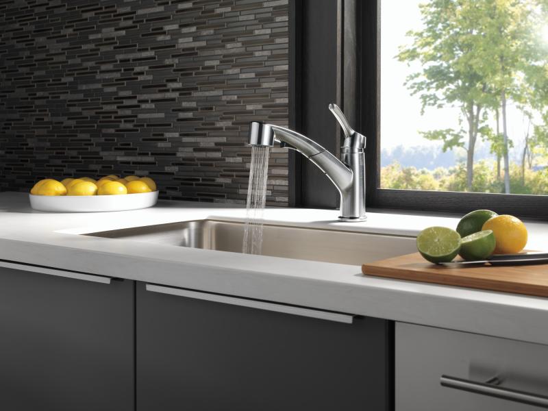 DELTA Collins Single Handle Pull-Out Kitchen Faucet — Arctic Stainless