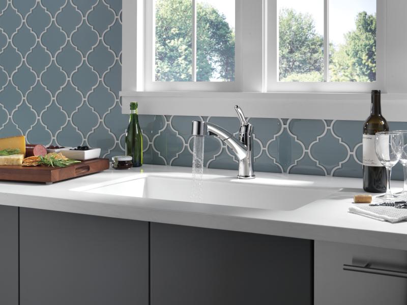 DELTA Collins Single Handle Pull-Out Kitchen Faucet — Chrome