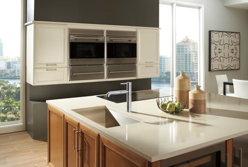DELTA Trinsic Single Handle Pull-Out Kitchen Faucet — Arctic Stainless