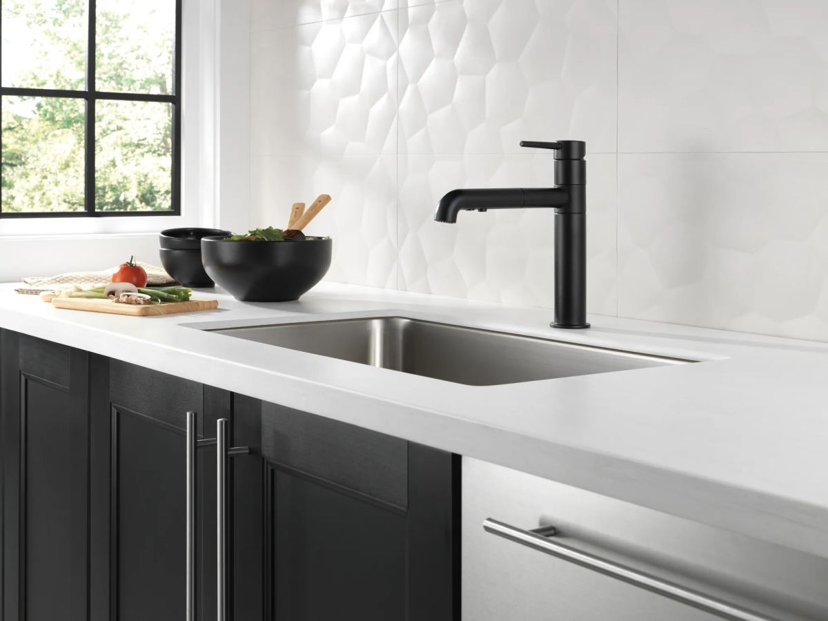DELTA Trinsic Single Handle Pull-Out Kitchen Faucet — Matte Black