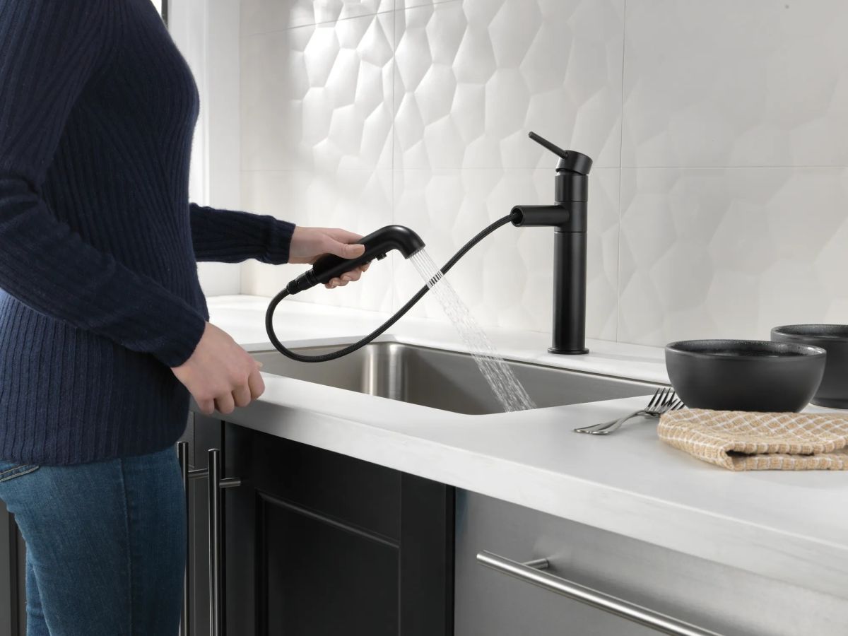 DELTA Trinsic Single Handle Pull-Out Kitchen Faucet — Matte Black