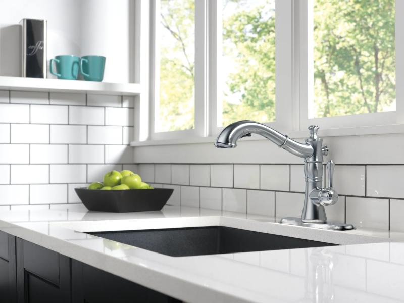 DELTA Cassidy Single Handle Pull-Out Kitchen Faucet — Arctic Stainless