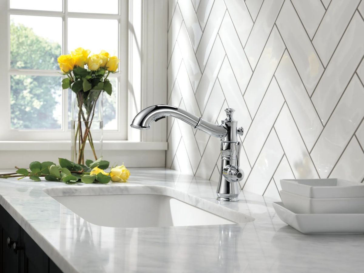 DELTA Cassidy Single Handle Pull-Out Kitchen Faucet — Chrome