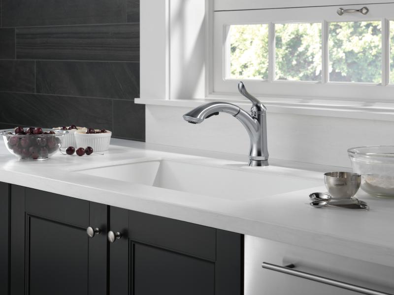 DELTA Linden Single Handle Pull-Out Kitchen Faucet — Arctic Stainless