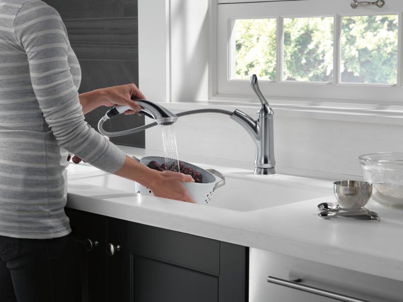 DELTA Linden Single Handle Pull-Out Kitchen Faucet — Arctic Stainless