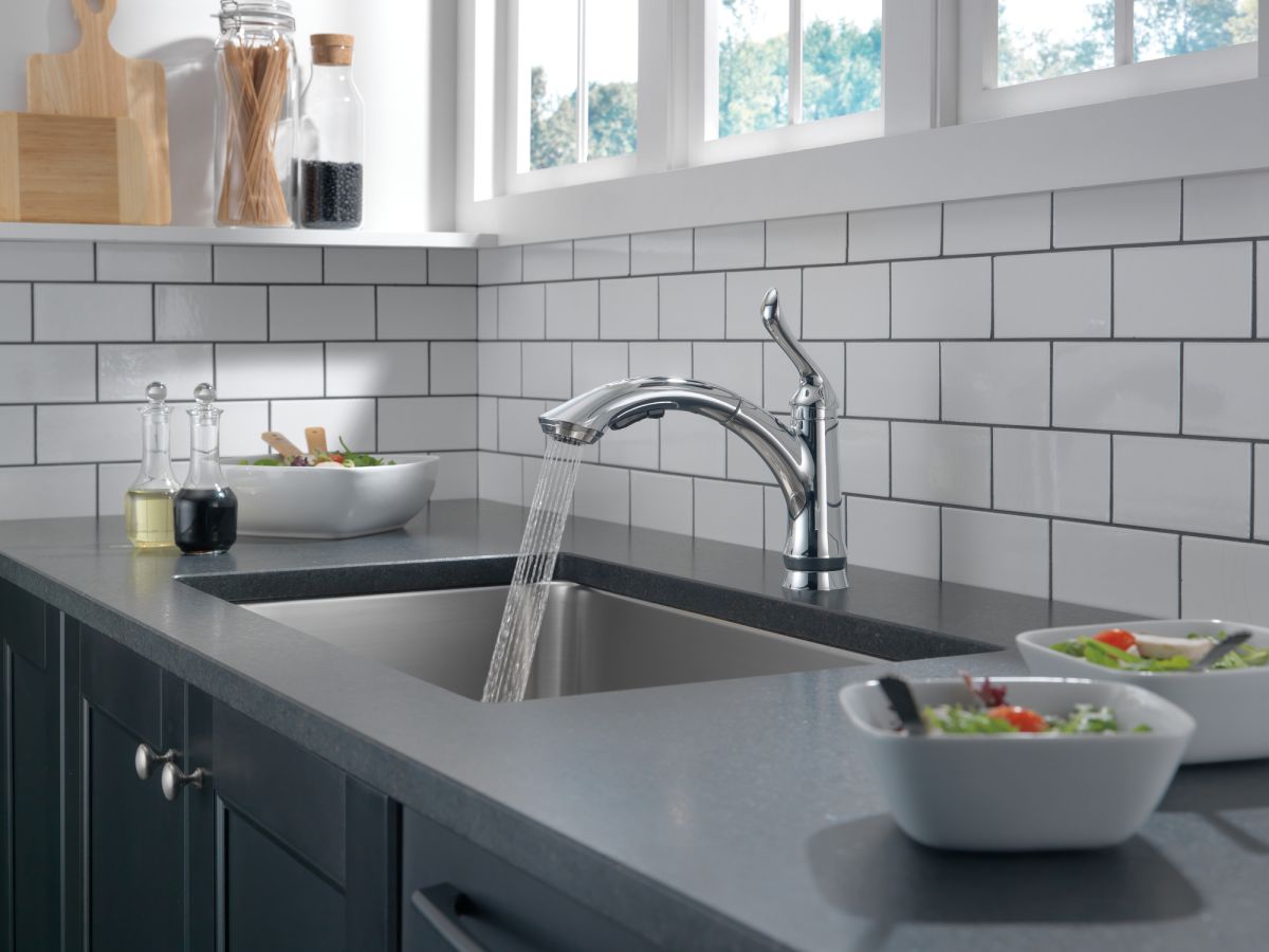 DELTA Linden Single Handle Pull-Out Kitchen Faucet — Chrome