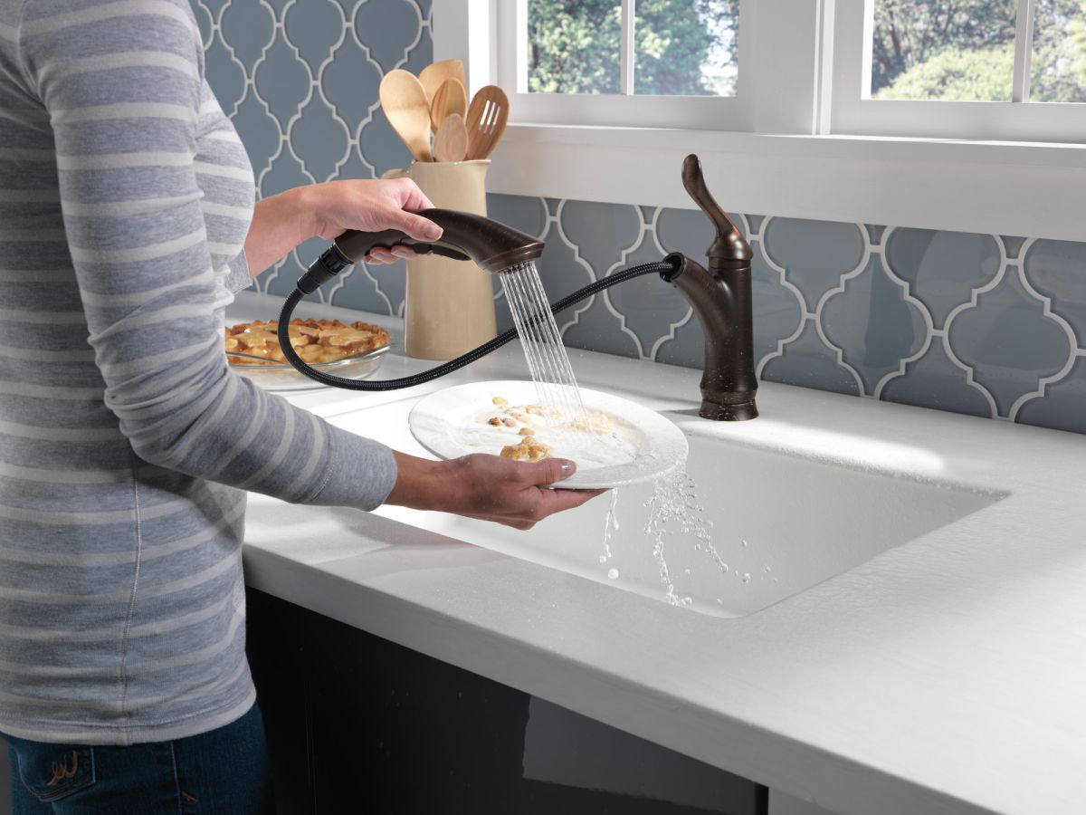 DELTA Linden Single Handle Pull-Out Kitchen Faucet — Venetian Bronze