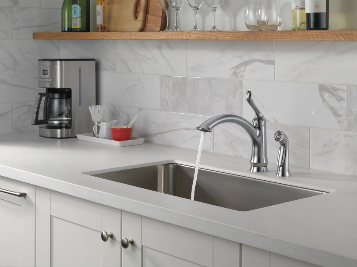 DELTA Linden Single Handle Kitchen Faucet with Spray — Arctic Stainless