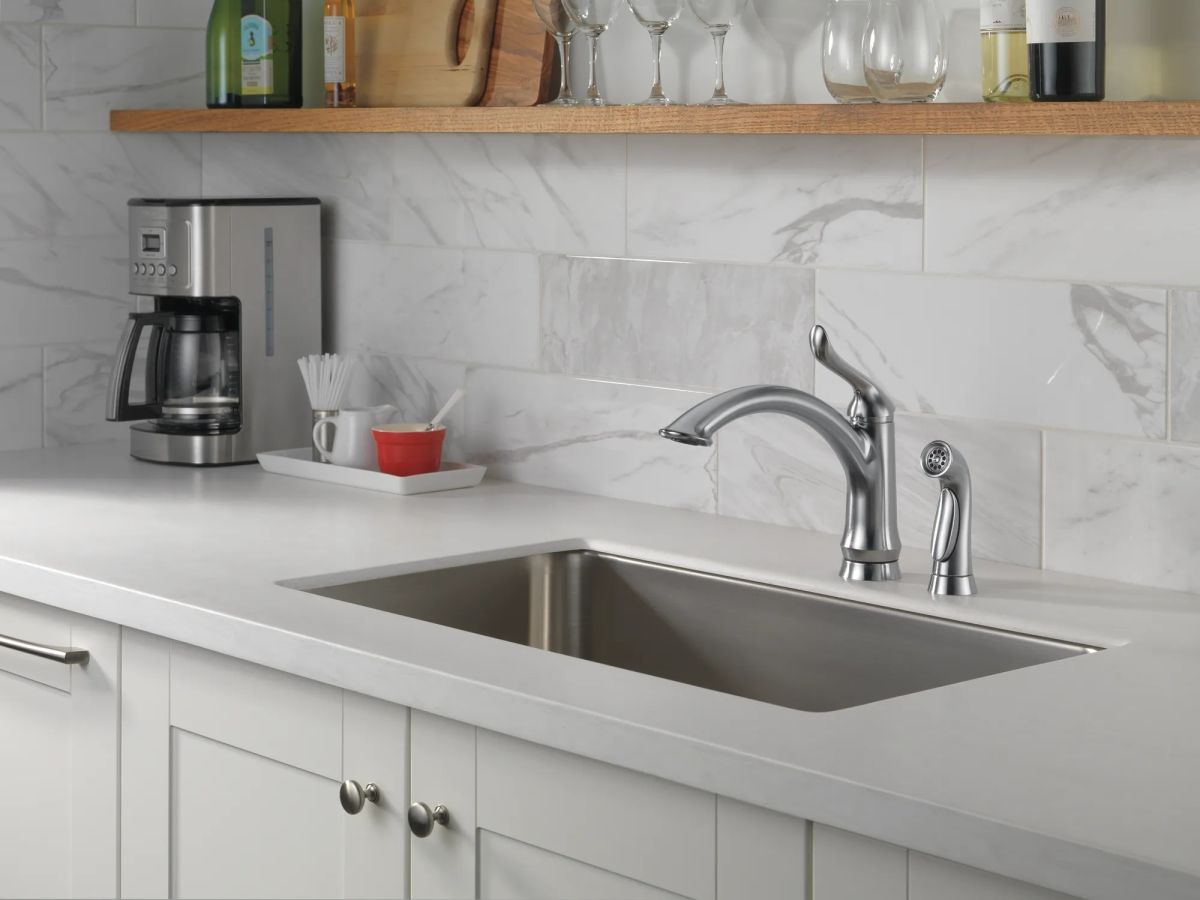 DELTA Linden Single Handle Kitchen Faucet with Spray — Arctic Stainless