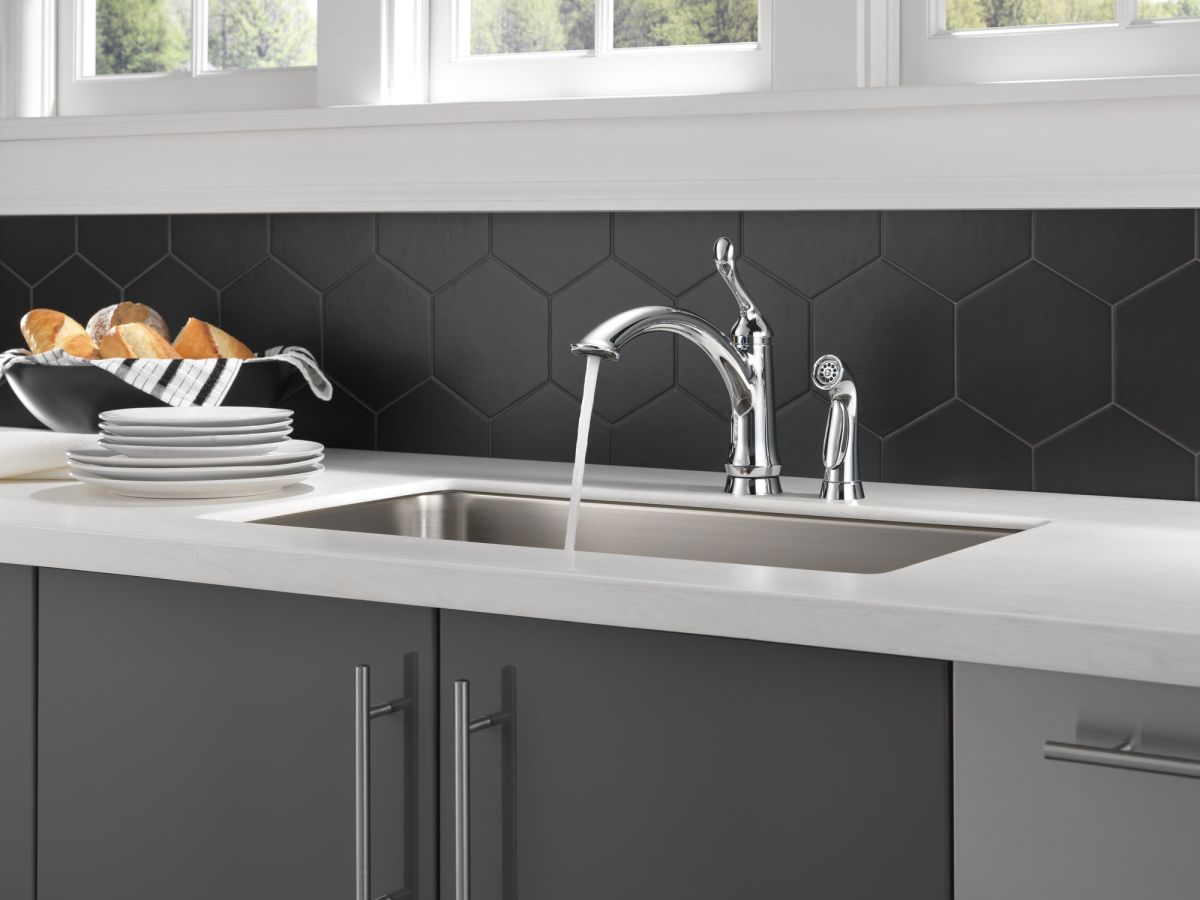 DELTA Linden Single Handle Kitchen Faucet with Spray — Chrome