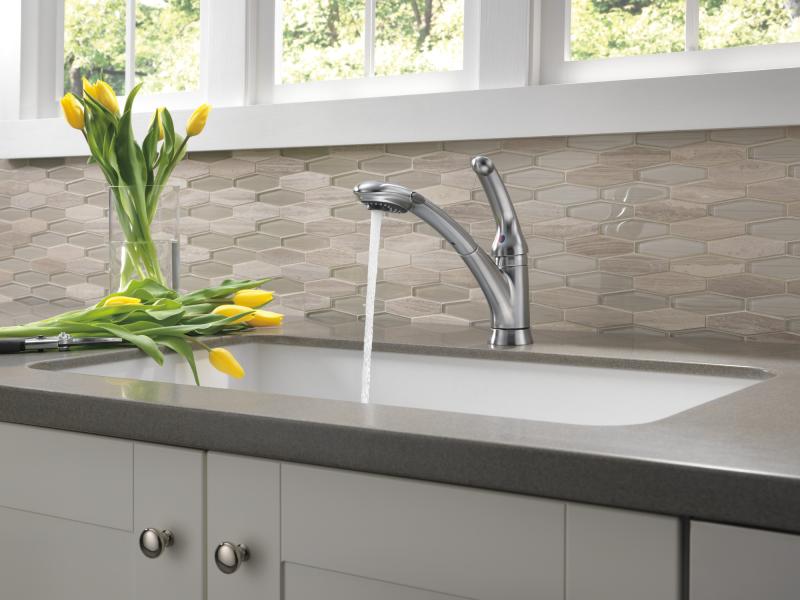 DELTA Signature Pullouts Single Handle Pull-Out Kitchen Faucet — Arctic Stainless