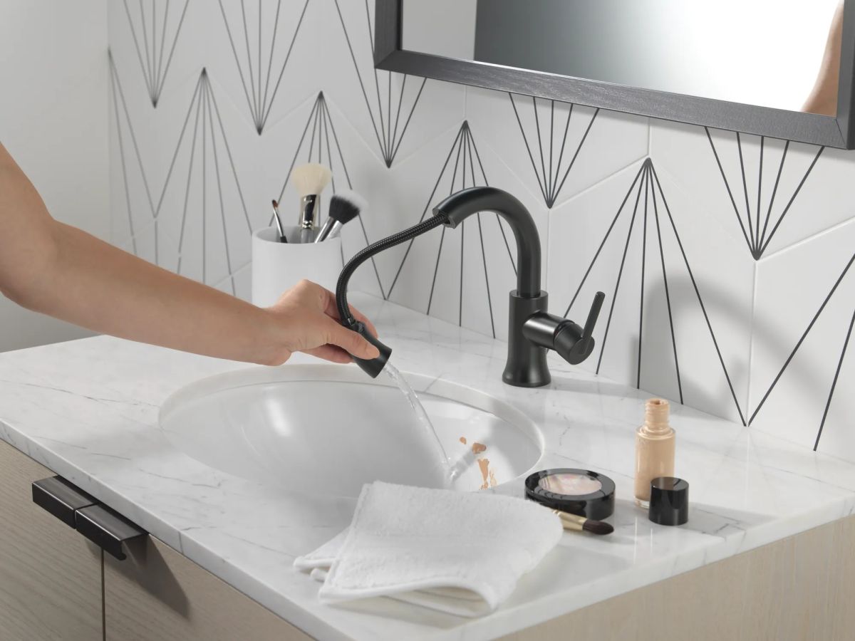 DELTA Trinsic Single Handle Pull-Down Bathroom Faucet — Matte Black