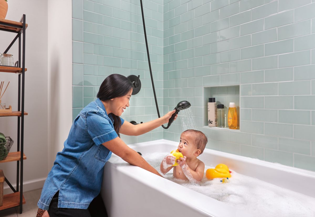 DELTA Universal Showering Components H2OKINETIC In2ition 5-Setting Two-in-One Shower — Matte Black